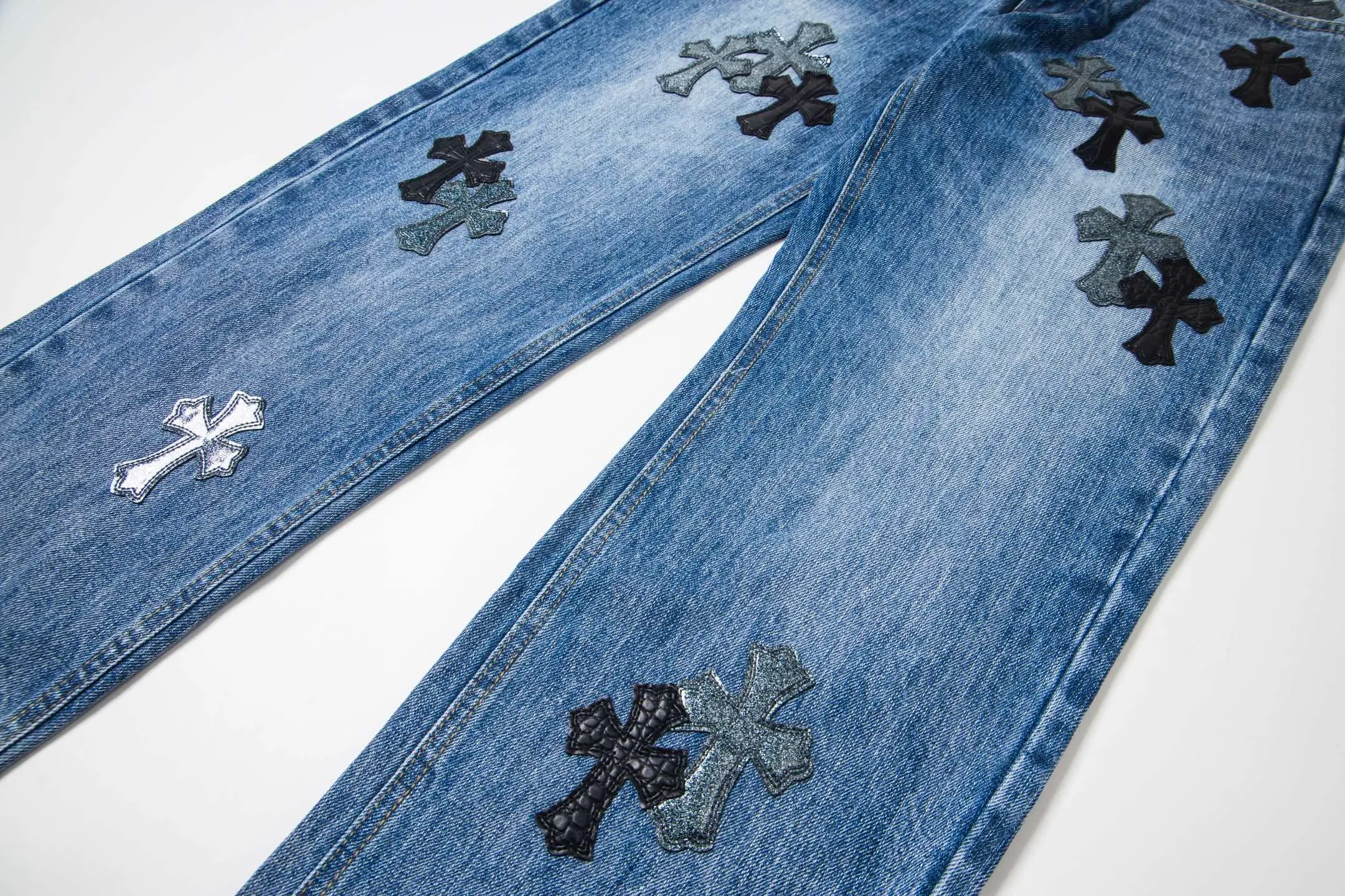 P270 💰 (Top version) Chrome Hearts/Chrome Hearts 25FW CH starry sky leather cross bamboo jeans adopt starry sky theme patchwork elements, mostly in the shape of a cross, with glitter on the leather surface. Unique design, simple and elegant details, exquisite workmanship, the entire trousers are neatly routed, and the details are in place! It’s also so cool that both men and women can easily control it. It’s a gender-neutral trendy up version. Color: blue Size: 28-30-32-34-36 (corresponds to S-M-L-XL-XXL)